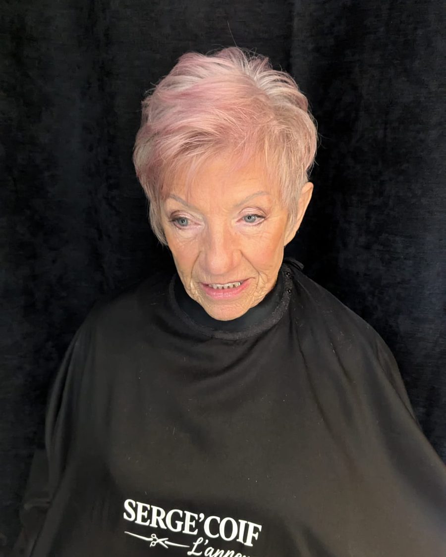 Coupe femme courte réalisée au salon