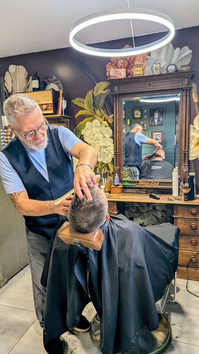 Serge au travail au poste barbier du salon