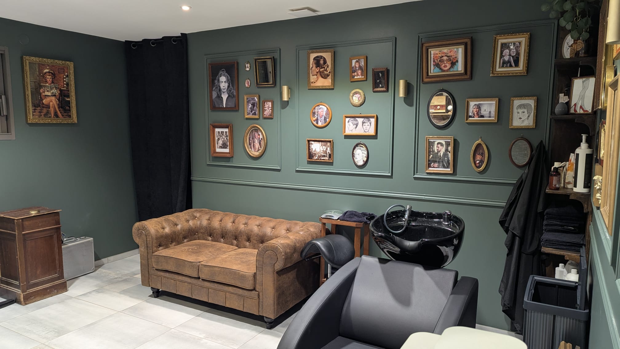 Espace bac et canapé chesterfield du salon