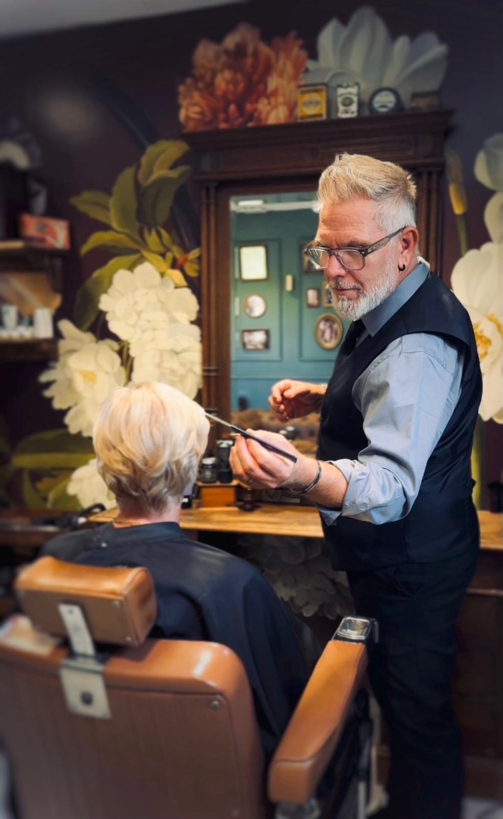 Coupe femme en cours au salon