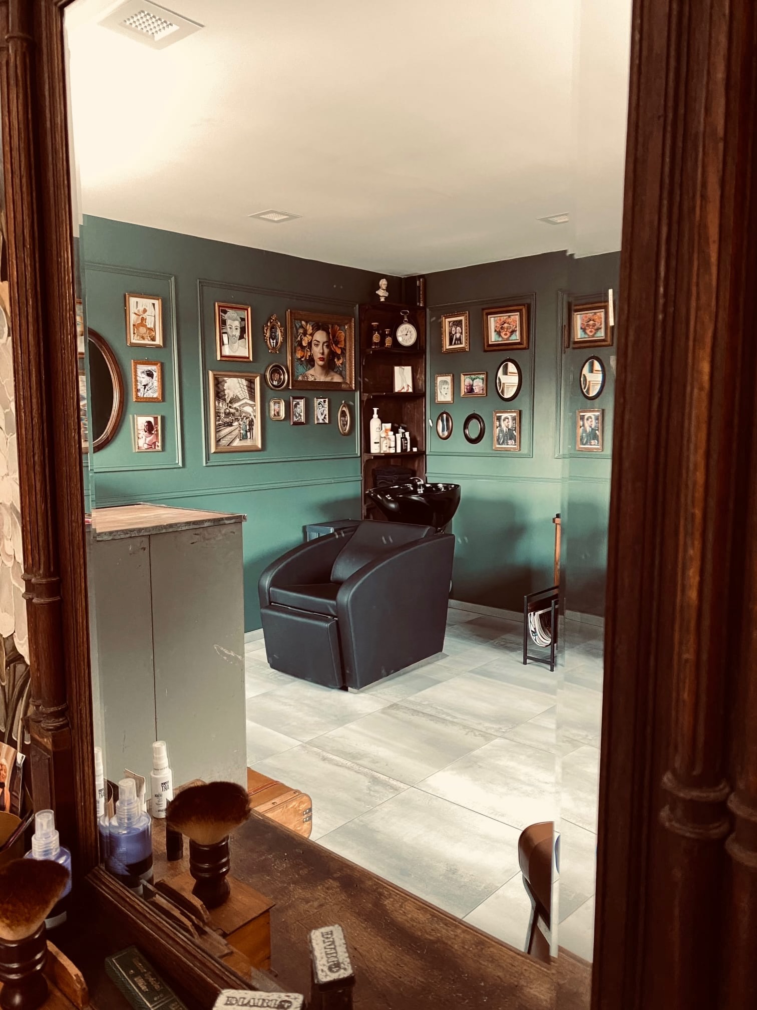 Reflet du salon dans le miroir ancien