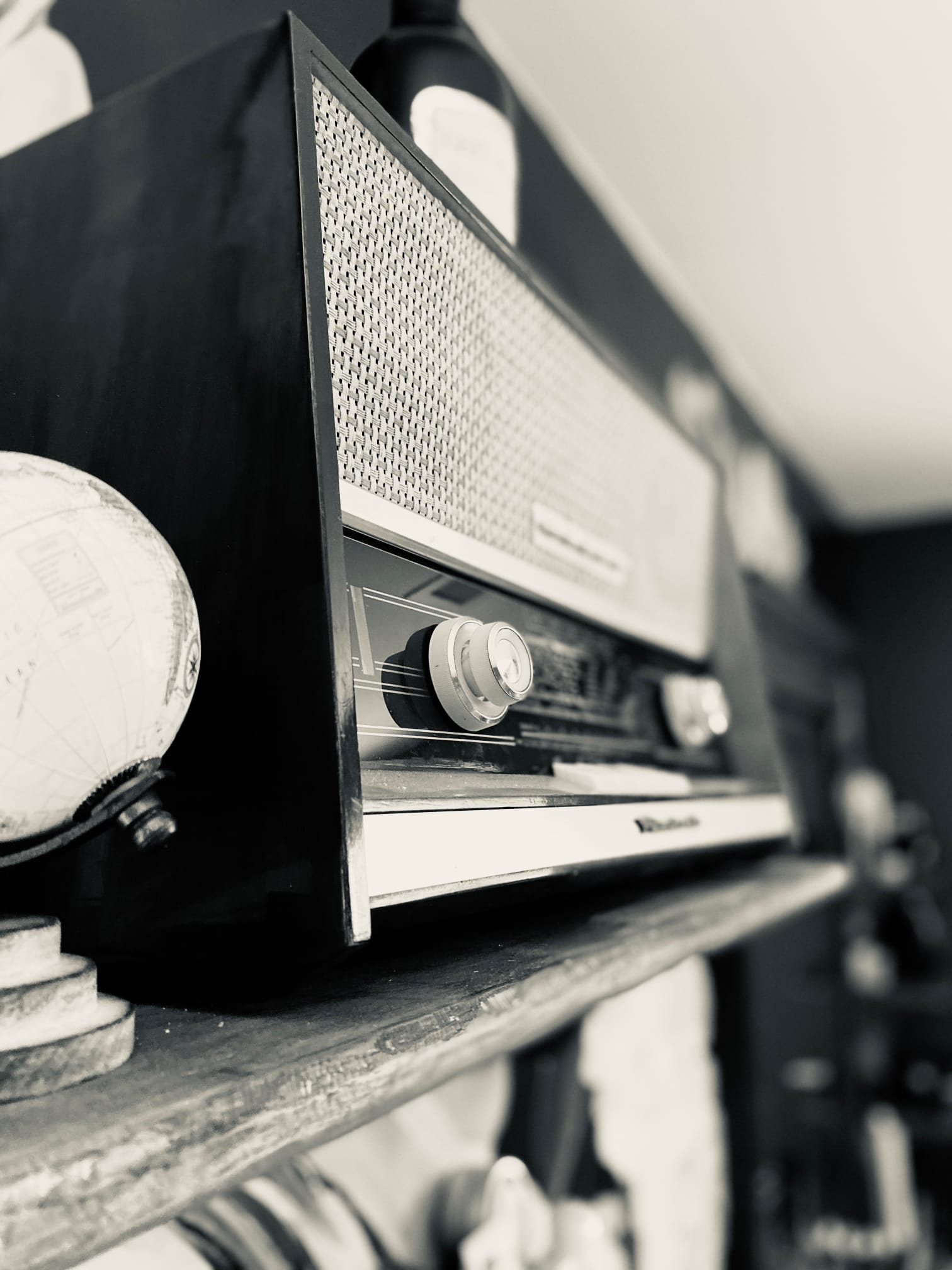 Poste de radio vintage sur une étagère du salon