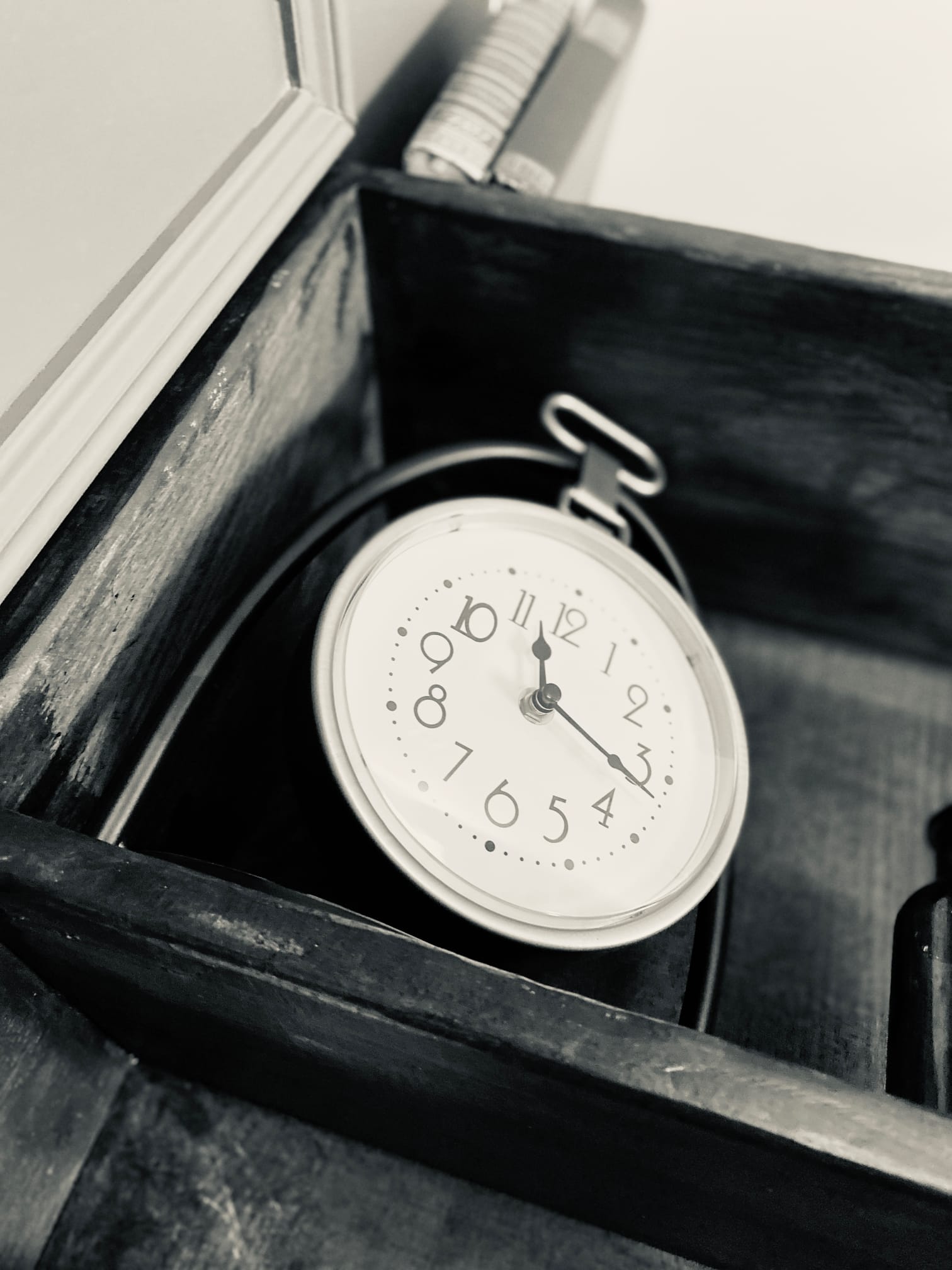 Horloge ancienne posée dans une caisse en bois